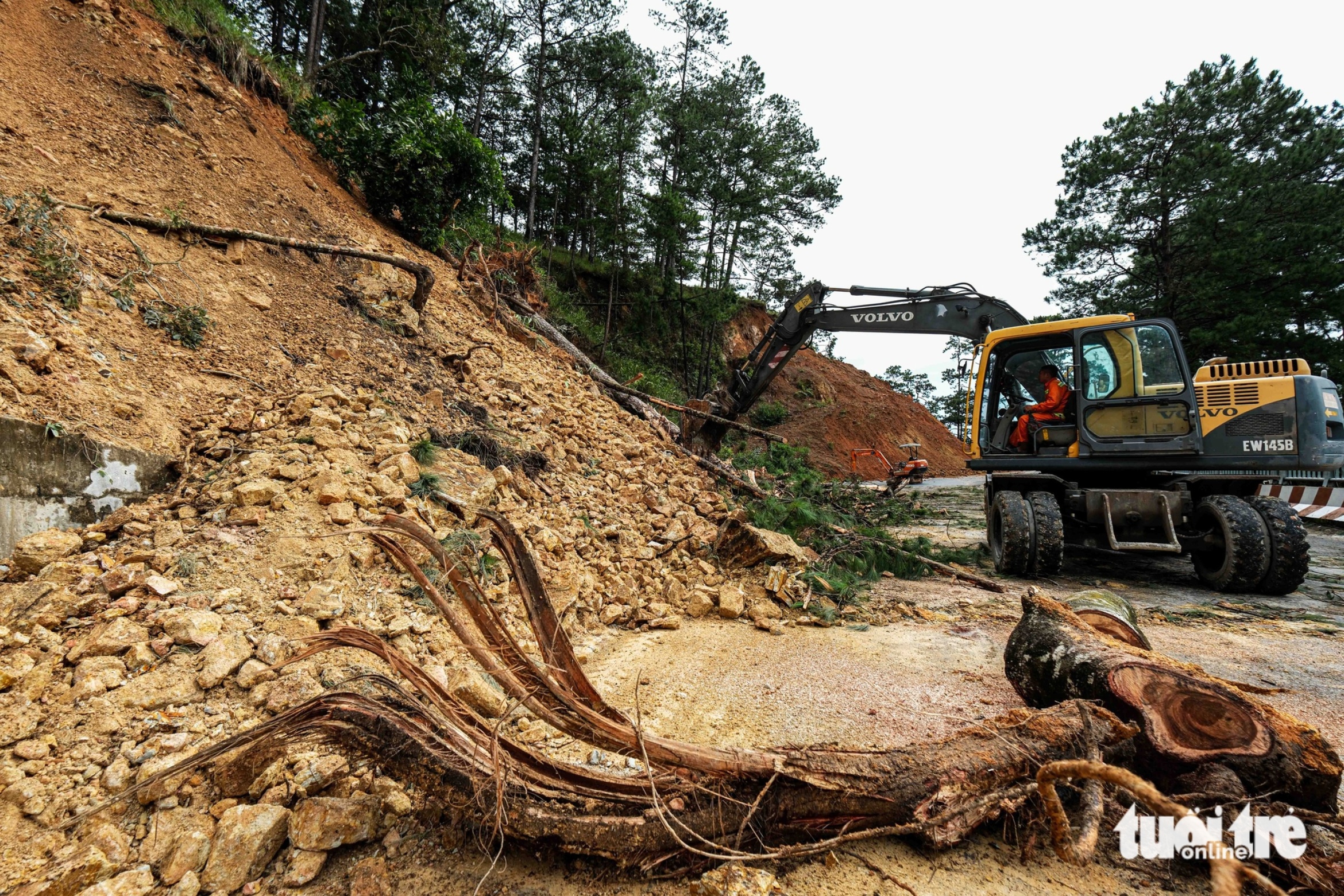 通往大叻的D'Ran山口发生滚石、滑坡、道路开裂、山体大裂缝